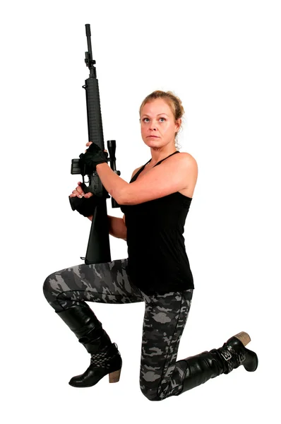 Vrouw met assault rifle — Stockfoto