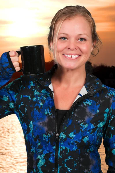 Frau trinkt Kaffee — Stockfoto