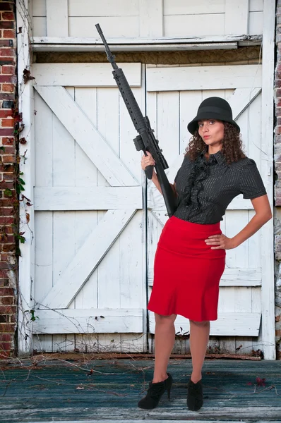 Mujer con rifle de asalto — Foto de Stock