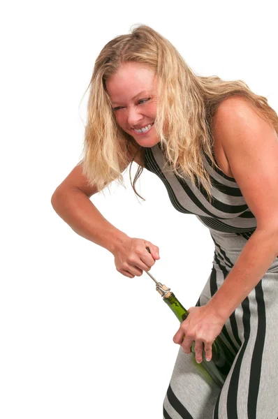 Kvinna öppning vin — Stockfoto