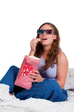 kadın yatakta patlamış mısır ile