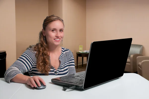Woman Using Laptop — Stock Photo, Image