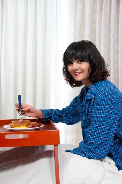 ベッドでの女性の朝食 — ストック写真