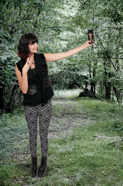 Frau macht ein Selfie — Stockfoto