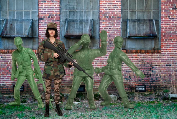 Mujer con rifle de asalto — Foto de Stock