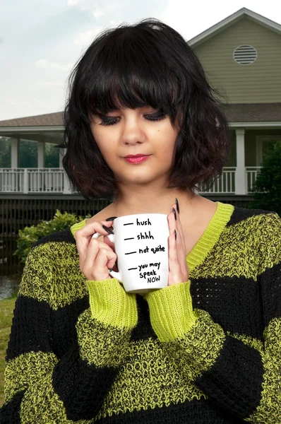 Mujer bebiendo café — Foto de Stock