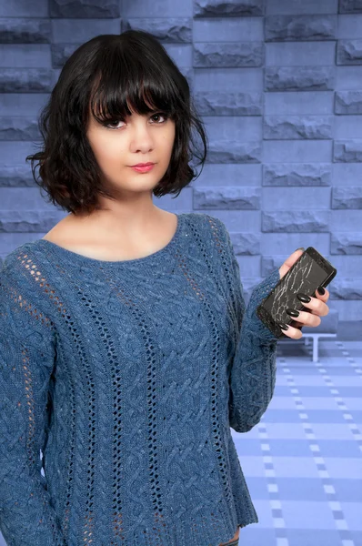 Mujer con pantalla de teléfono agrietada — Foto de Stock