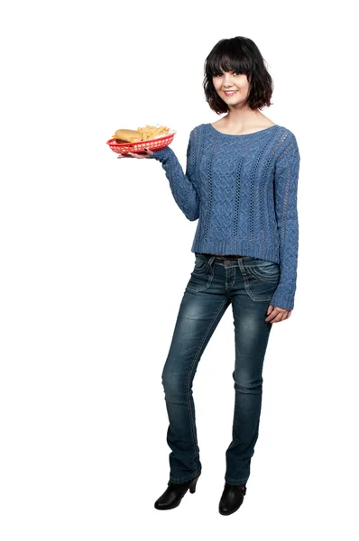 Женщина с гамбром и картошкой фри — стоковое фото