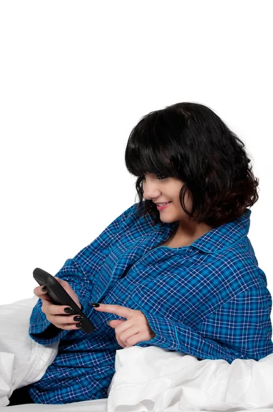Frau schreibt SMS im Bett — Stockfoto