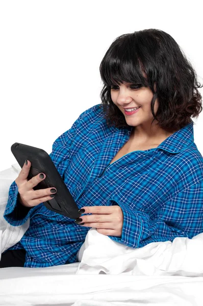 Frau schreibt SMS im Bett — Stockfoto