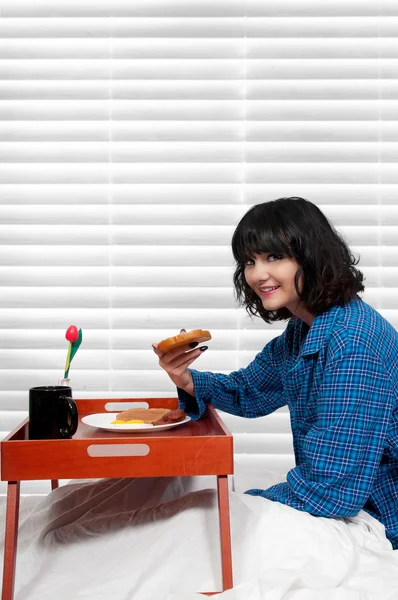 Mujer Desayuno en la cama — Foto de Stock