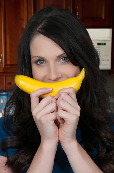 Mulher com uma banana — Fotografia de Stock