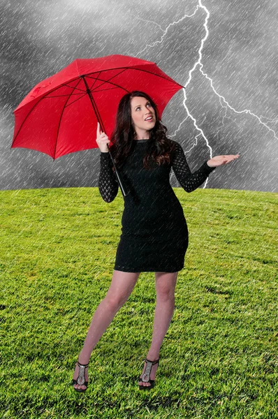 Frau mit Regenschirm — Stockfoto
