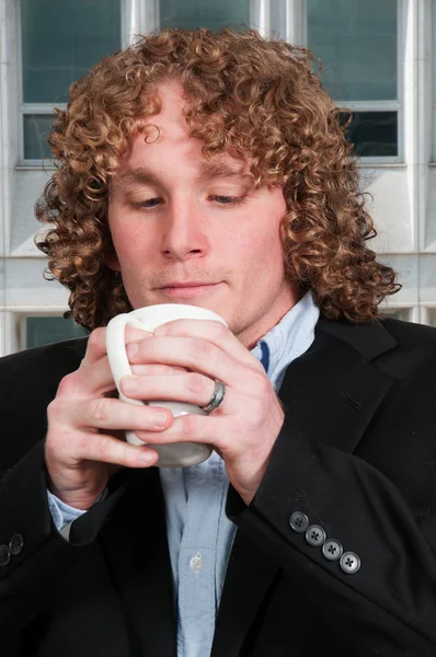 Mann trinkt Kaffee — Stockfoto