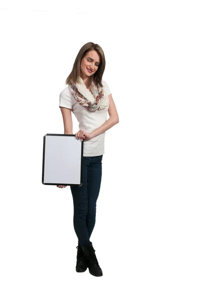 Mujer sosteniendo un signo en blanco — Foto de Stock