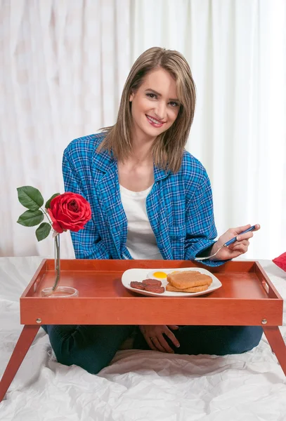 Kvinna frukost i sängen — Stockfoto