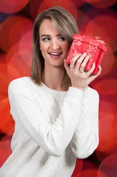 Piękna kobieta drżenie prezent — Zdjęcie stockowe