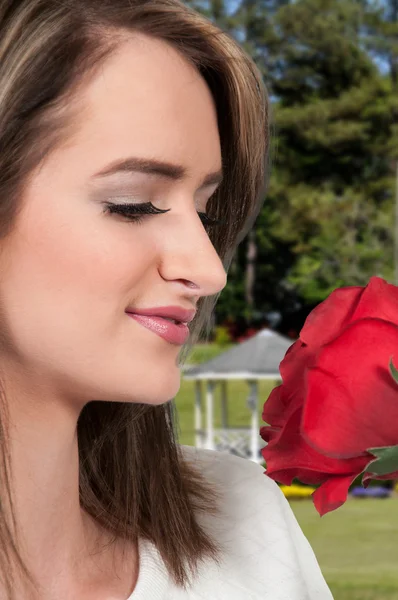 Frau hält Rose in der Hand — Stockfoto