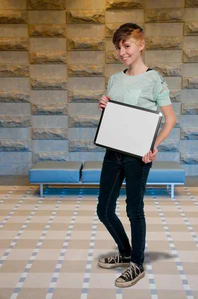 Frau mit leerem Schild — Stockfoto