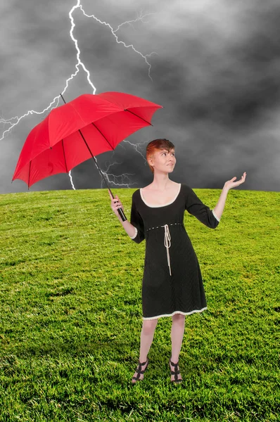 Kadın holding şemsiyesi — Stok fotoğraf