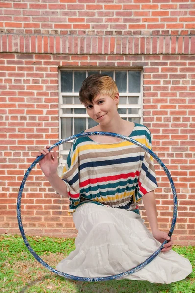 Vrouw met hula hoepel — Stockfoto