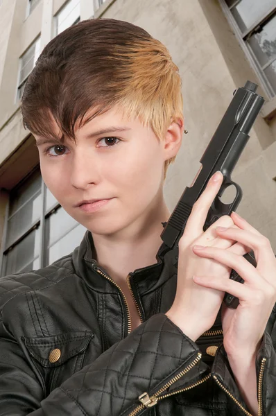 Frau mit Waffe — Stockfoto