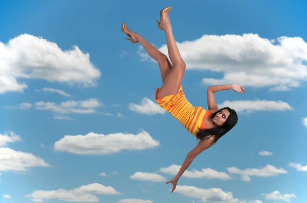 Mujer cayendo por el cielo — Foto de Stock