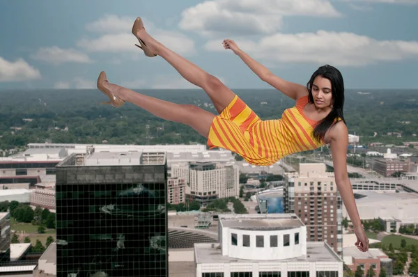 Mujer cayendo por el cielo — Foto de Stock