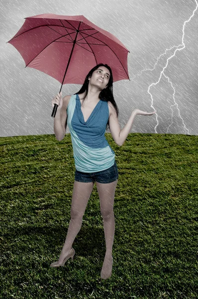 Mulher segurando guarda-chuva — Fotografia de Stock