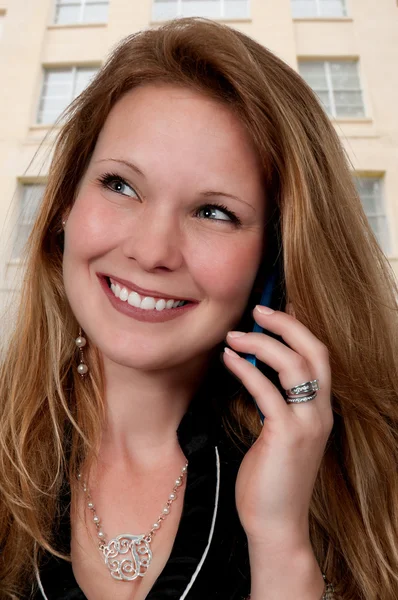 Vrouw aan de telefoon — Stockfoto