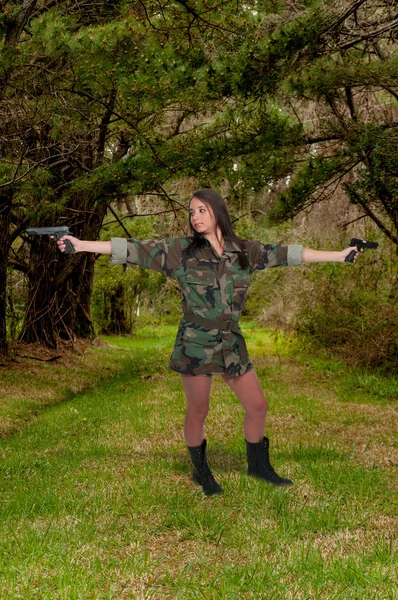 Nő katona-fegyverrel — Stock Fotó