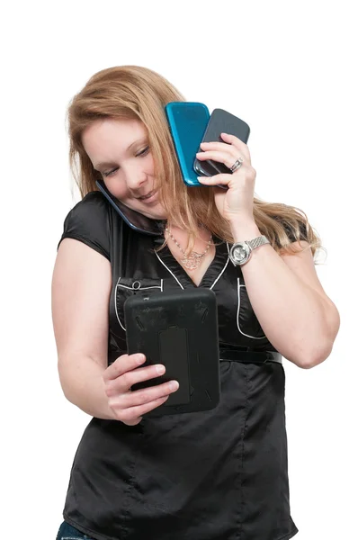Женщина с мобильными телефонами и планшетом — стоковое фото