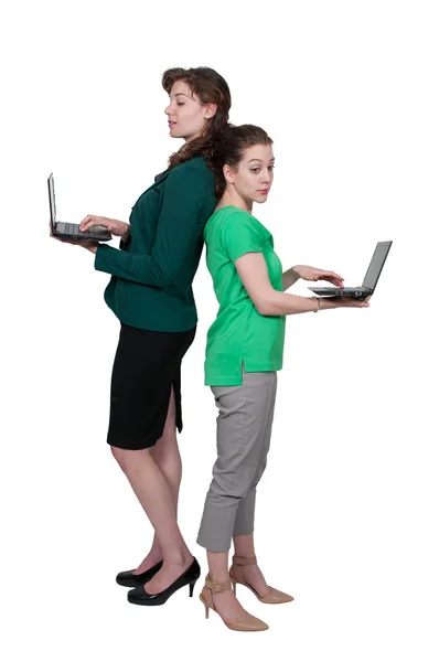 Vrouwen met behulp van laptop — Stockfoto