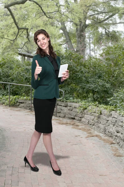 Vrouw die tablet gebruikt — Stockfoto