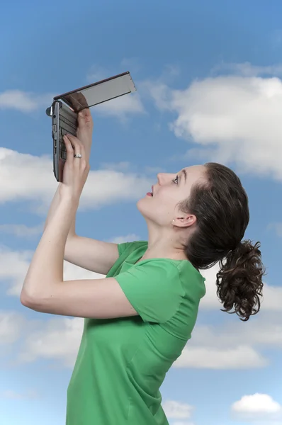 Frau benutzt Laptop — Stockfoto