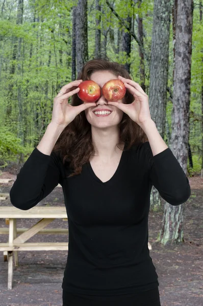 Kvinna med ett äpple — Stockfoto