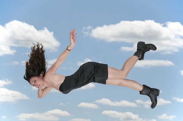 Mujer cayendo por el cielo — Foto de Stock