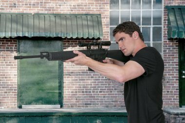 saldırı tüfeği olan adam