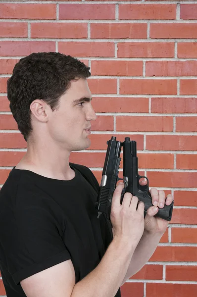 Homem segurando uma pistola — Fotografia de Stock