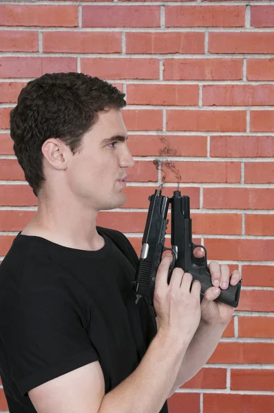 Homem segurando uma pistola — Fotografia de Stock