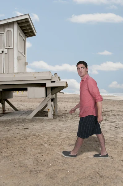 Homem caminhando na praia — Fotografia de Stock