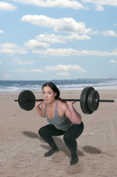 Mujer que trabaja con pesas — Foto de Stock