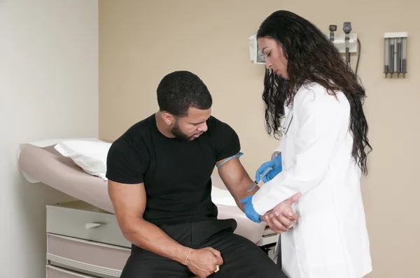 Doctor Examining Patient — Stock Photo, Image