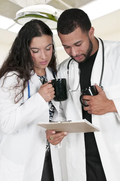 Man en vrouw artsen — Stockfoto