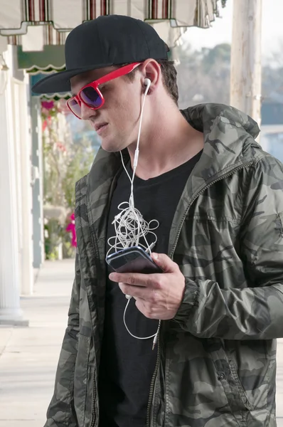 Homem com fones de ouvido emaranhados — Fotografia de Stock