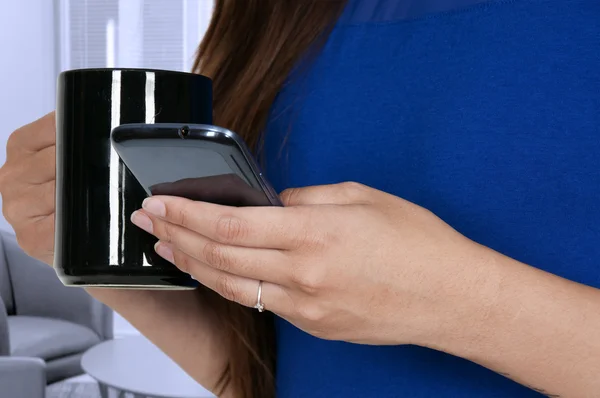 Vrouw aan de telefoon — Stockfoto