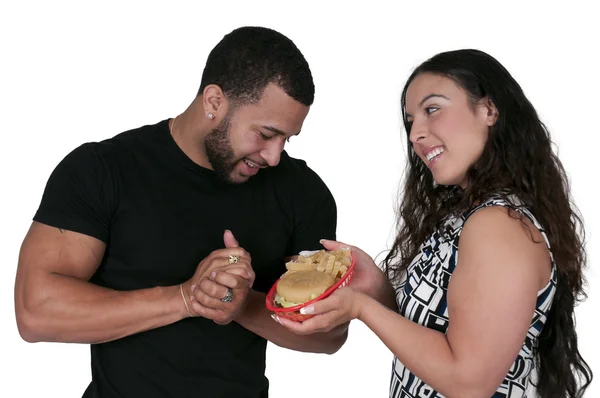 Kobieta daje Hamburger do człowieka — Zdjęcie stockowe