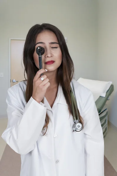 Doktor žena s otoskop — Stock fotografie