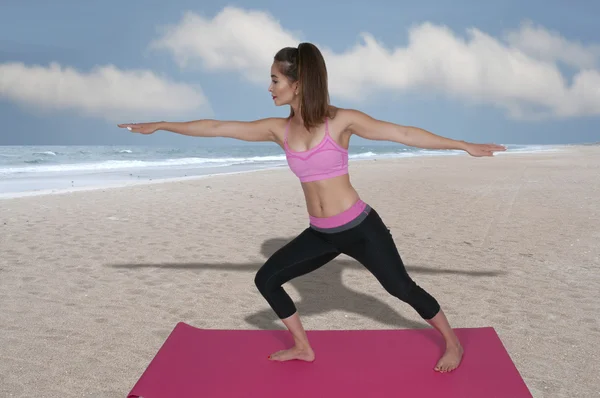 Frau macht Yoga — Stockfoto