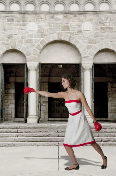 Kırmızı beyaz elbiseli kadın boksör — Stok fotoğraf